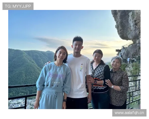 刷到谌龙的早餐照，碗里的那块肉比我一个月工资还霸气