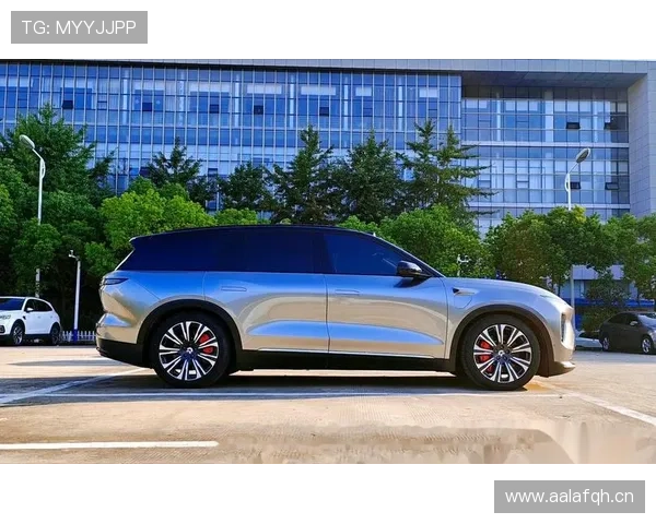 梅西穿拖鞋推娃回家的那一瞬，豪车排成长龙像跟班，反差太魔性